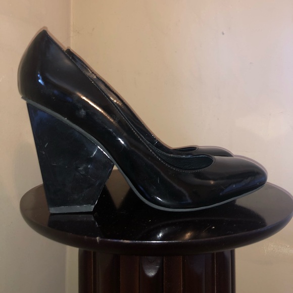 Vogue Black Heels - Picture 2 of 4